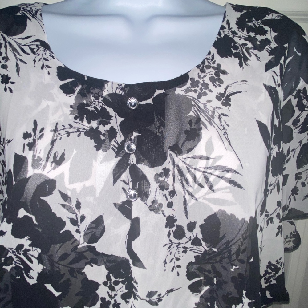 Chic Black and White Floral Blouse. NWT - Picture 3 of 8